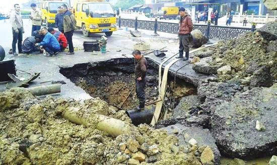 二次供水管道破裂 居民在公共厕所取水