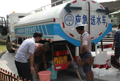 高温导致用水量大增 送水车开到楼下